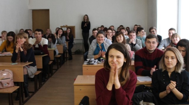 У конференц-залі панує тепла та невимушена атмосфера наукової дискусії та підтримки інноваційних ідей